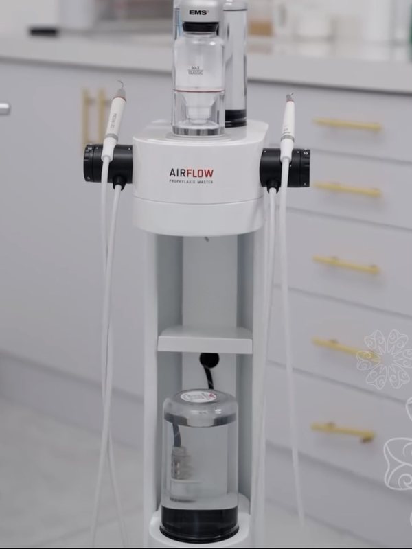 Guided biofilm therapy unit